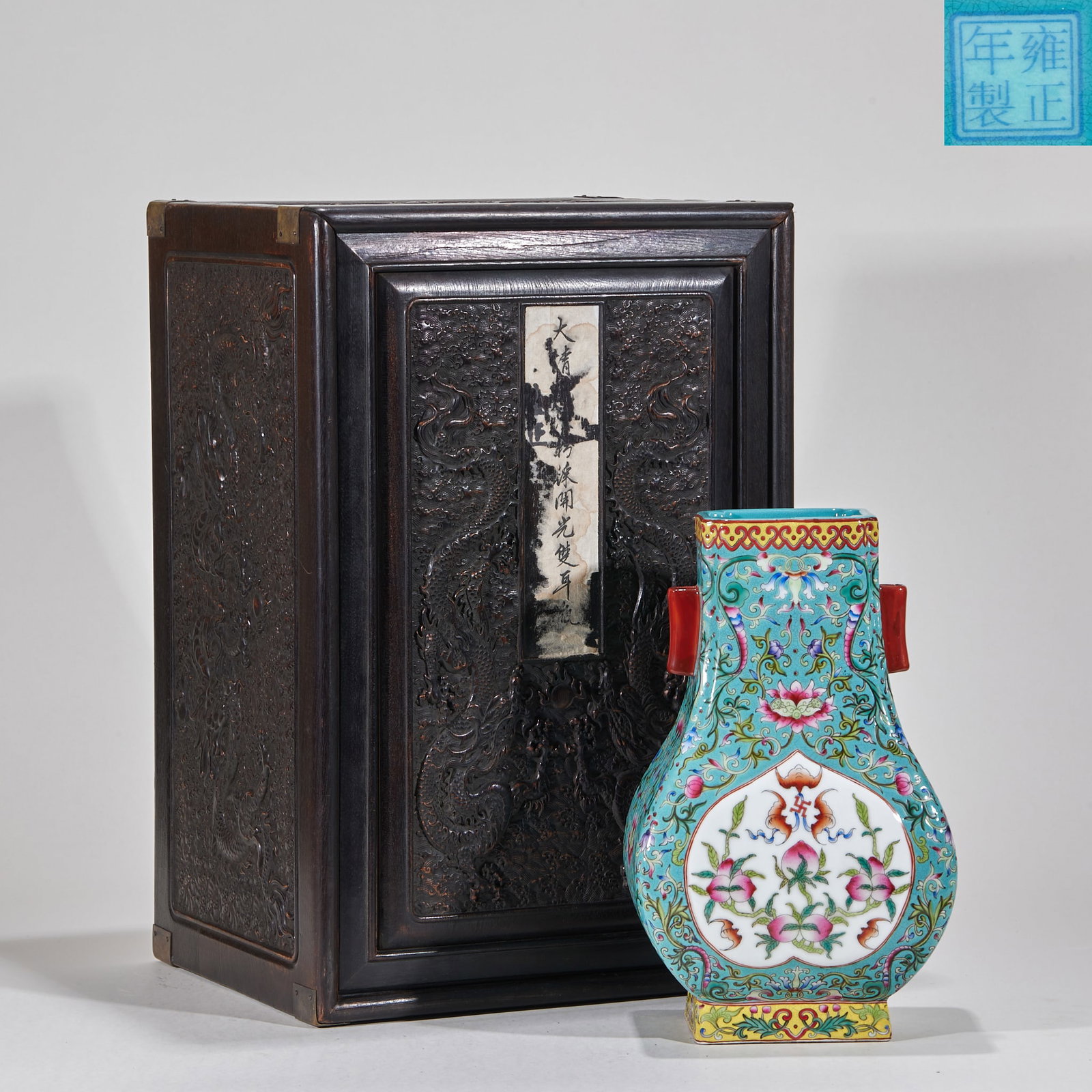 Yongzheng annual green pastel flower window double-pierced bottle: The bottle is flat and square, with the mouth of the bottle left out, red ears on both sides of the neck and square feet. The outer wall of the bottle is covered with turquoise green land, full of