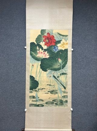 Zhang Daqian's elegant lotus pond map: The paper is colored and vertically mounted. The picture is full of lotus pond scenery, all kinds of lotus flowers are in full bloom, lotus leaves are staggered, duckweeds are floating on the water su