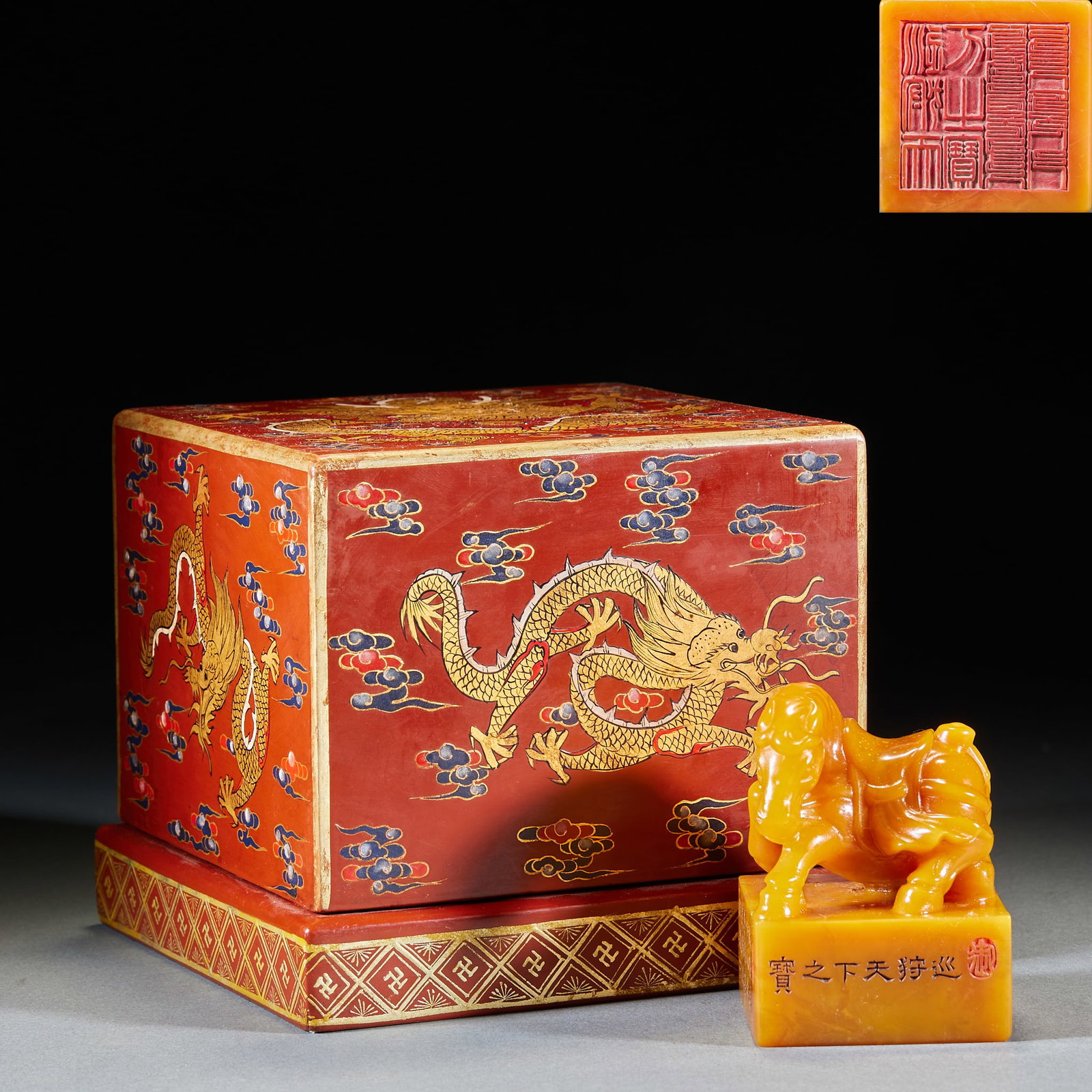 Tianhuangshi manuu seal: The seal is a square stamp pad, with a round carved camel as a button above the stamp pad. The side of the stamp pad is engraved with the words "Hunting the Treasure of the World", and the printing su