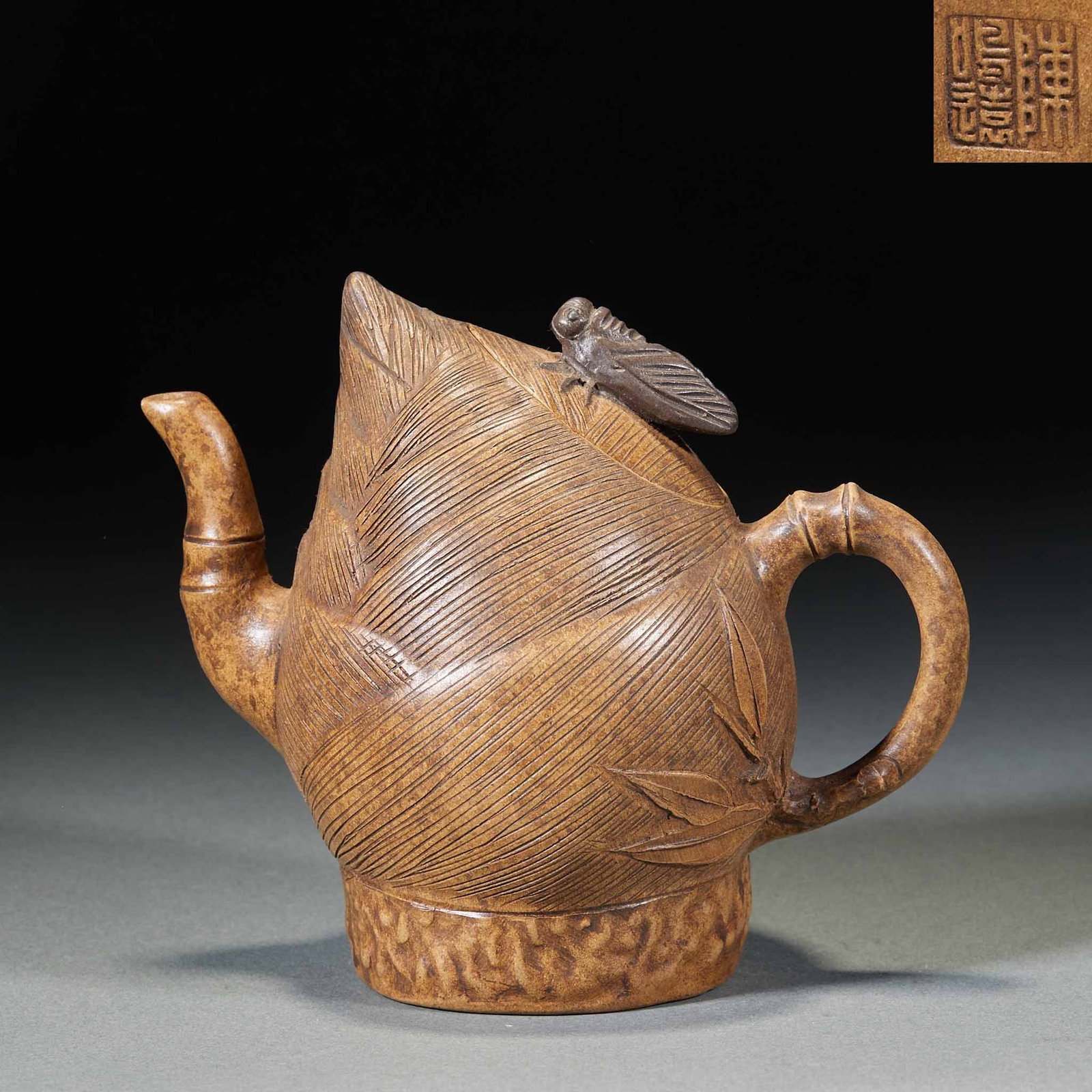 Chen Mingyuan bamboo shoots teapot: The whole device is bionic bamboo shoot modeling, the pot body is full of carved bamboo shoot shell texture, one side of the pot flows and the handle is molded into a bamboo joint style, and the lid i