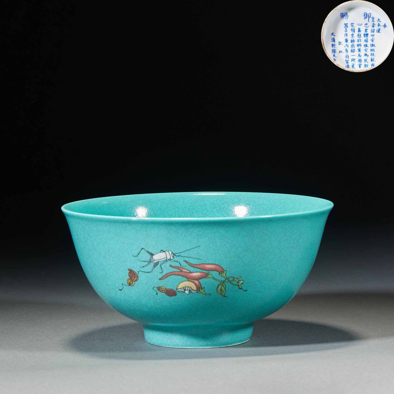 Qingganlong Blue Glazed Cordyceps Figure Bowl: Open, arc wall, circle foot. The outer wall is covered with turquoise glaze, and the glaze is covered with pieces. The outer wall is painted with pastel patterns, and insects and interesting patterns