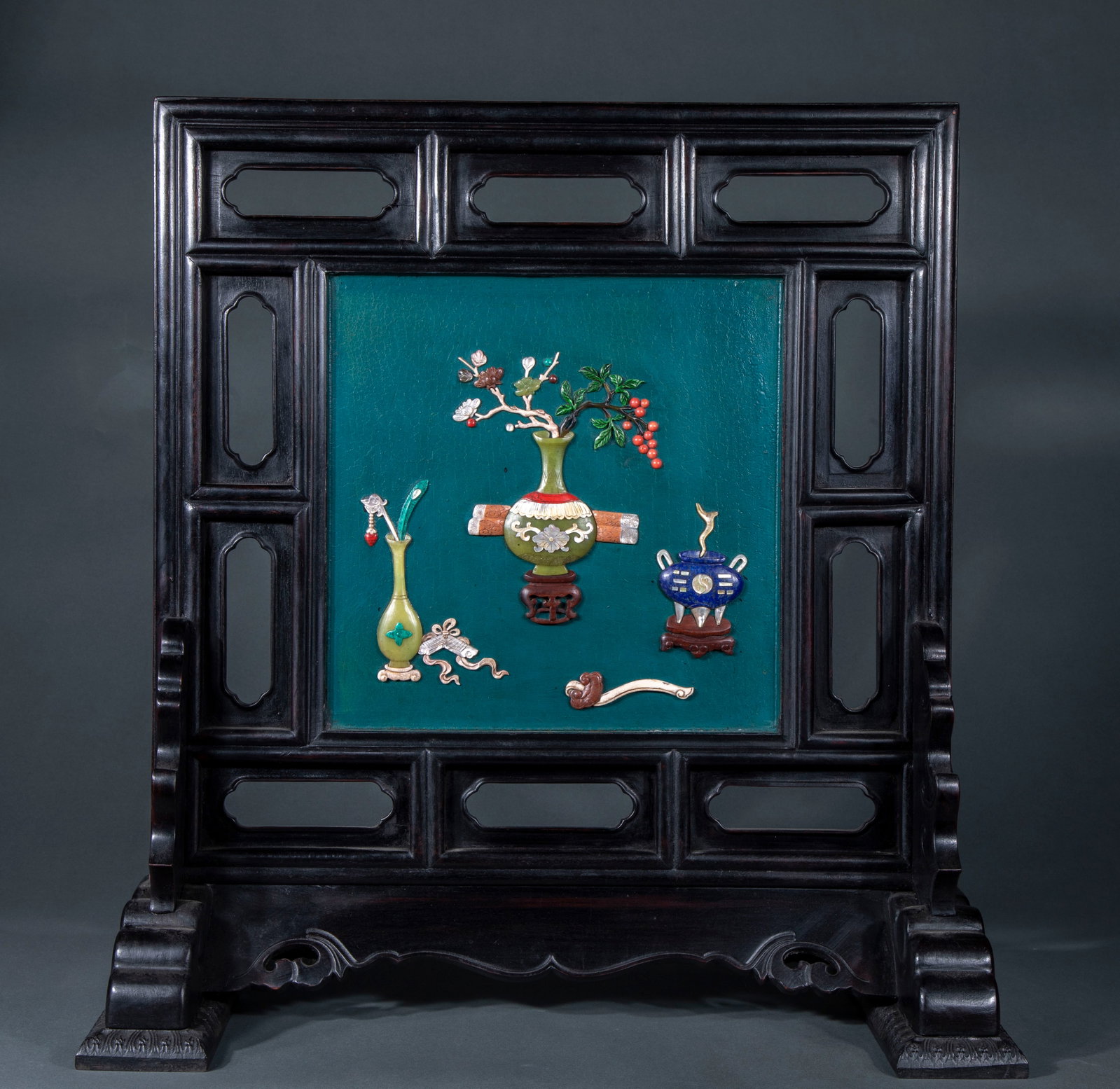 Snow sandalwood inlaid with multi-treasure flowers and screens: Rosewood frame, with many openings in the frame. The core of the screen is painted in dark green, with all kinds of precious stones and jade inlaid with Bo Gu patterns, and Bo Gu furnishings such as