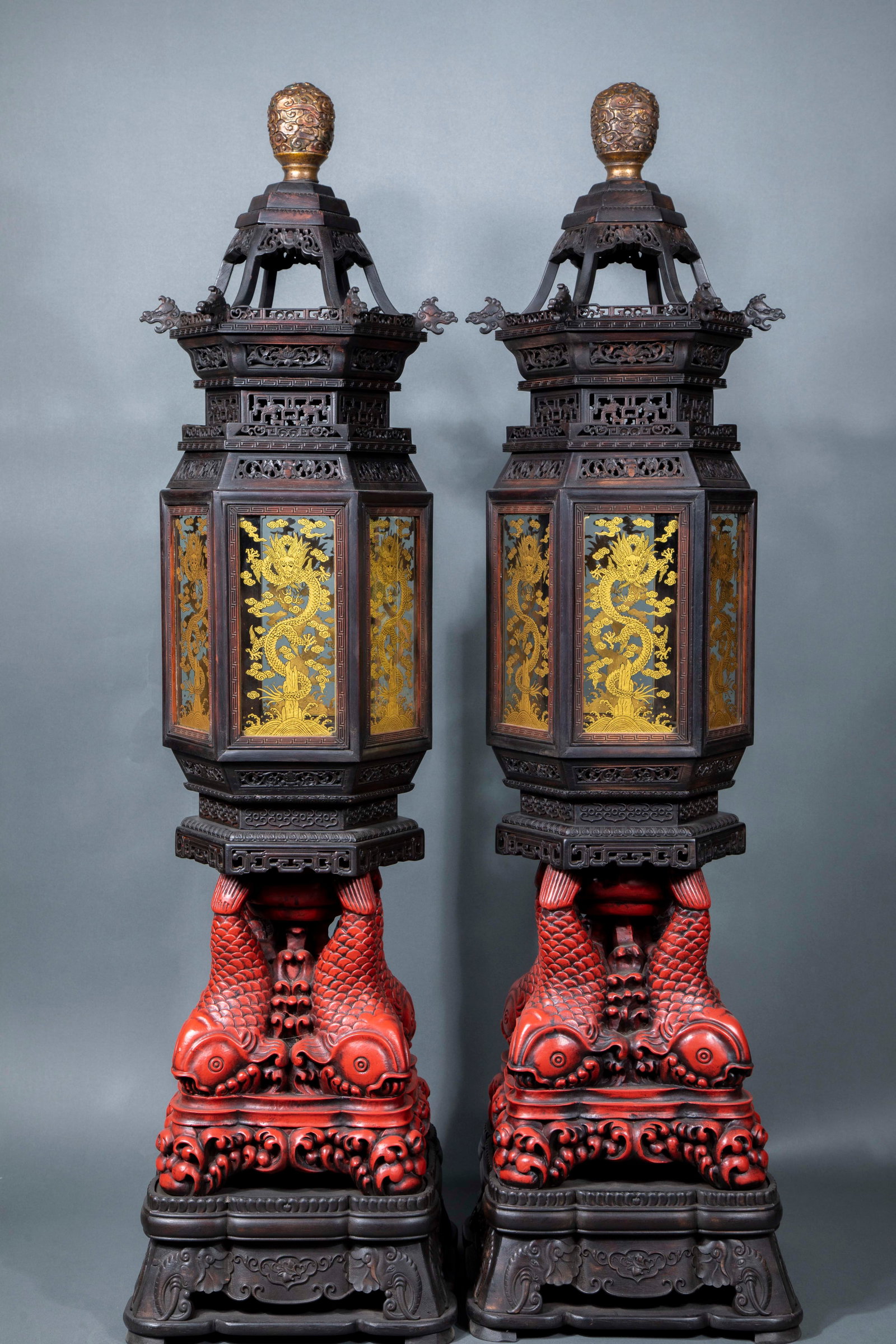 A pair of hexagonal palace lanterns with clear snow sandalwood: Paired palace lanterns are hexagonal in shape as a whole. The top is equipped with a gold-plated orb lamp button, and the upper part is carved and hollowed out with a wooden structure. The lamp