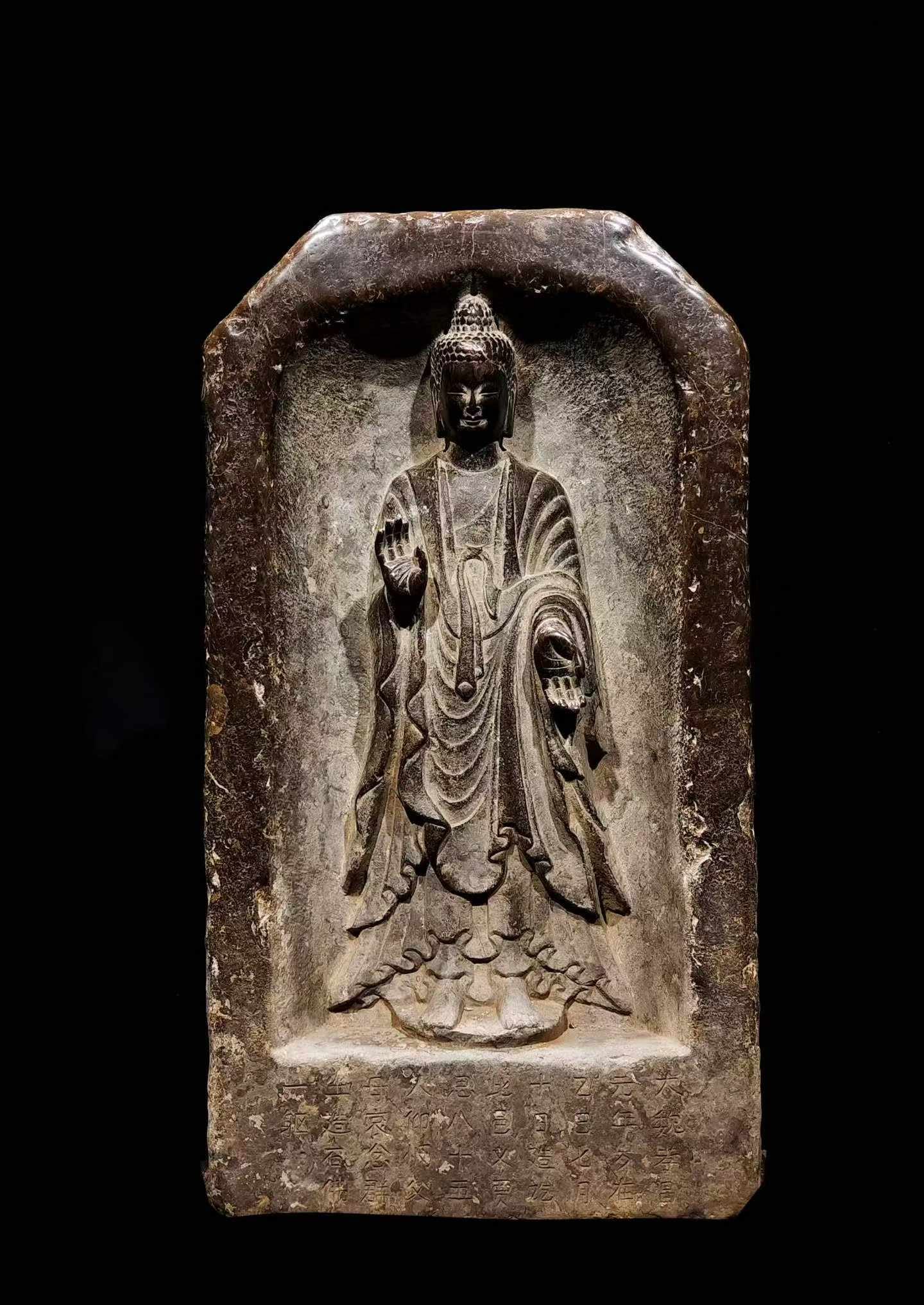 Stone Buddha standing position Buddha niche: A rectangular statue tablet made of bluestone, with an arc at the head and a niche in the middle. In the niche, there is a high-relief statue of Sakyamuni, and the Buddha statue stands on the lotus