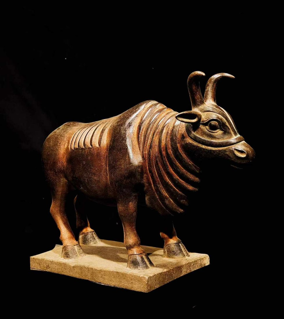 Shi Niu painted with bluestone: The whole device is a stone round carved cow ornament with an integrated rectangular stone base. The cow is standing on four legs, with a strong body and a strong sense of muscle. The double corners