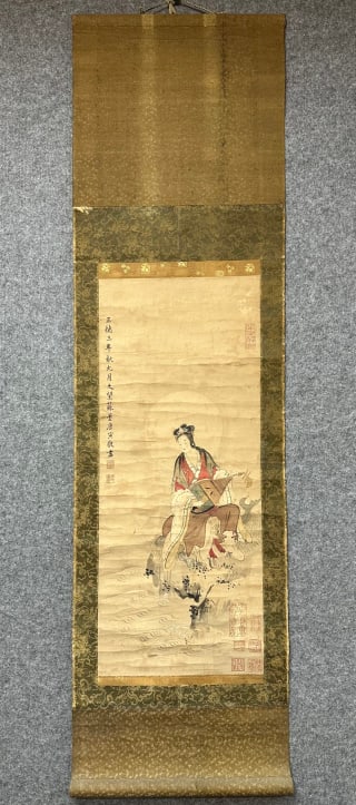 Tang Yin shui yue xian pa: Japanese-style original old mounted vertical shaft, brocade and damask. Draw an ancient lady with a heart of paper. Ladies with long hair, dressed in traditional wide-sleeved clothes with red, green
