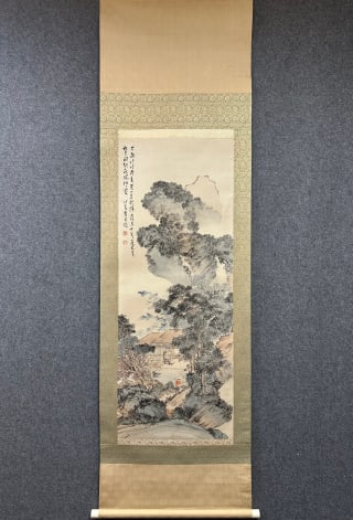 Pu Ru Shanfang Tea-making Map: Light yellow and green silk mounting. Paper-based landscape, the picture depicts trees worshipping mountains, and houses are built at the foot of the mountains. The surrounding trees are lush, the roc