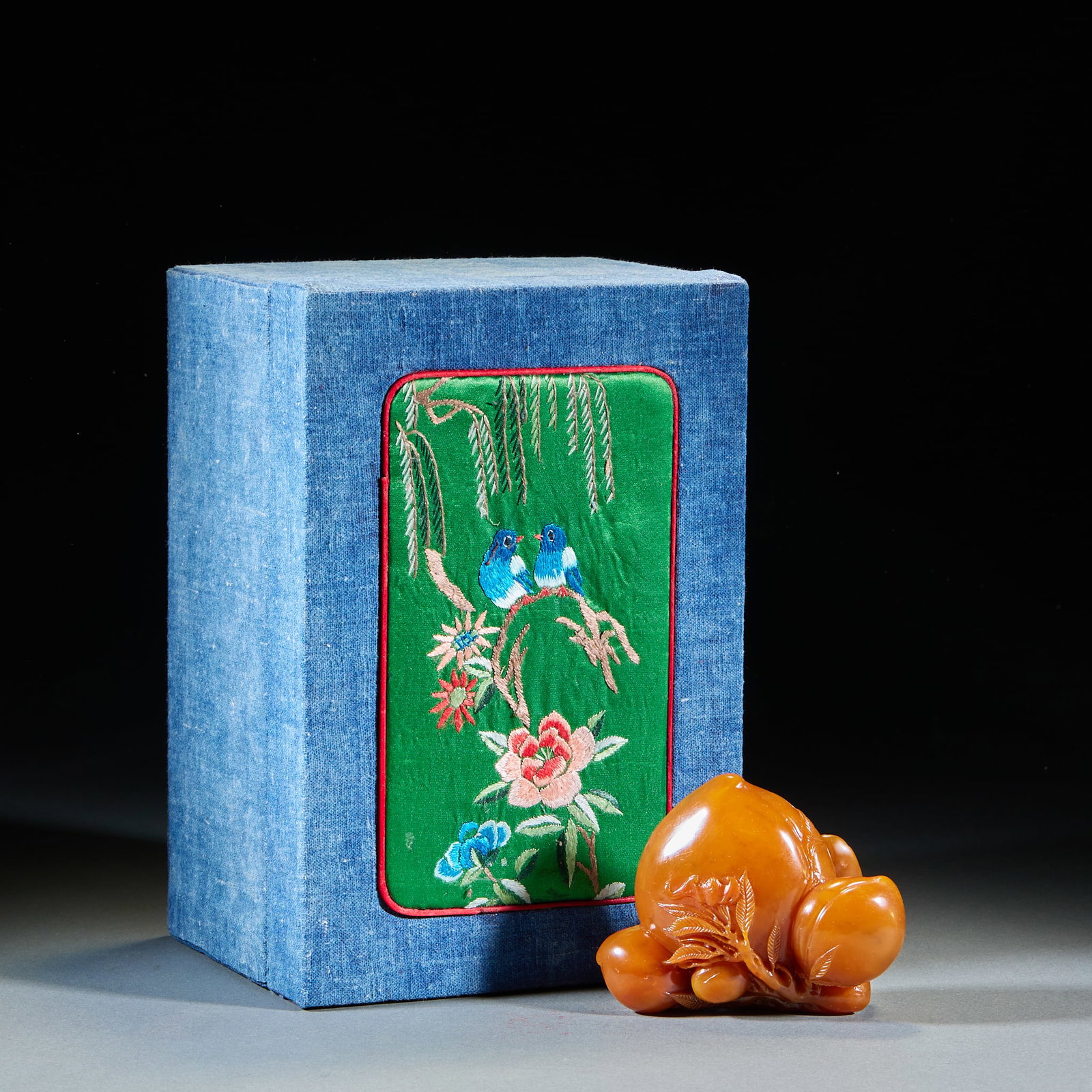 Royal gift ceremony Shang Shu Tian Huangshi Shoutao ornaments: Shoushan stone ornaments, the main body carved several different sizes of Shoutao, peach full and round, branches and leaves, peach carving realistic. The utensils are equipped with embroidered old