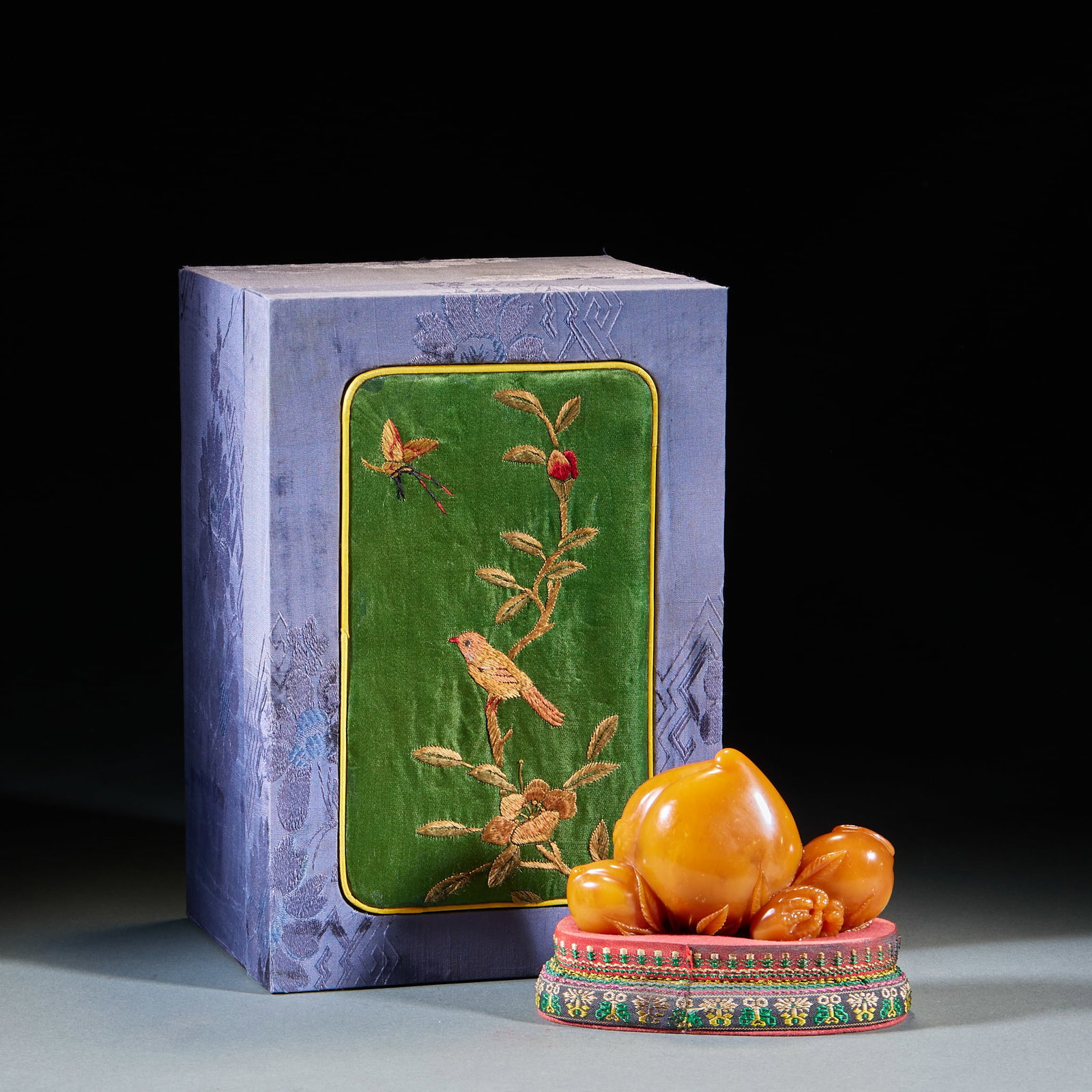 Ten years of Guangxu Tian Huangshi Shoutao ornaments: Shoushan stone and peach ornaments, surrounded by many peaches, are layered with branches and leaves, and the carving is complicated and delicate. The utensil has a brocade base, and the edge of the