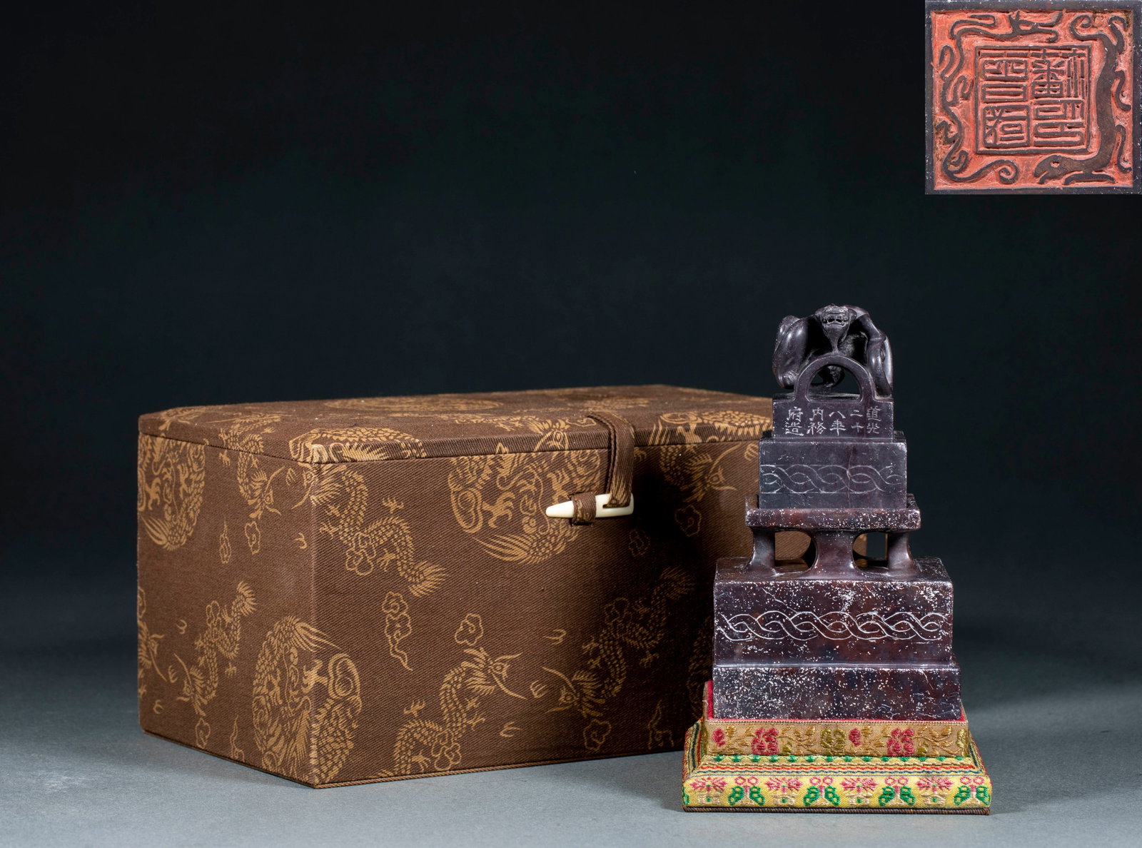 In the twenty-eighth year of Daoguang, the Ministry of Internal Affairs made a plate of dragon: Stone multi-layer overprint, the whole set of seals is composed of different sizes of inkstands nested layer by layer. On the top layer, the printing button is carved with a curved dragon, and the