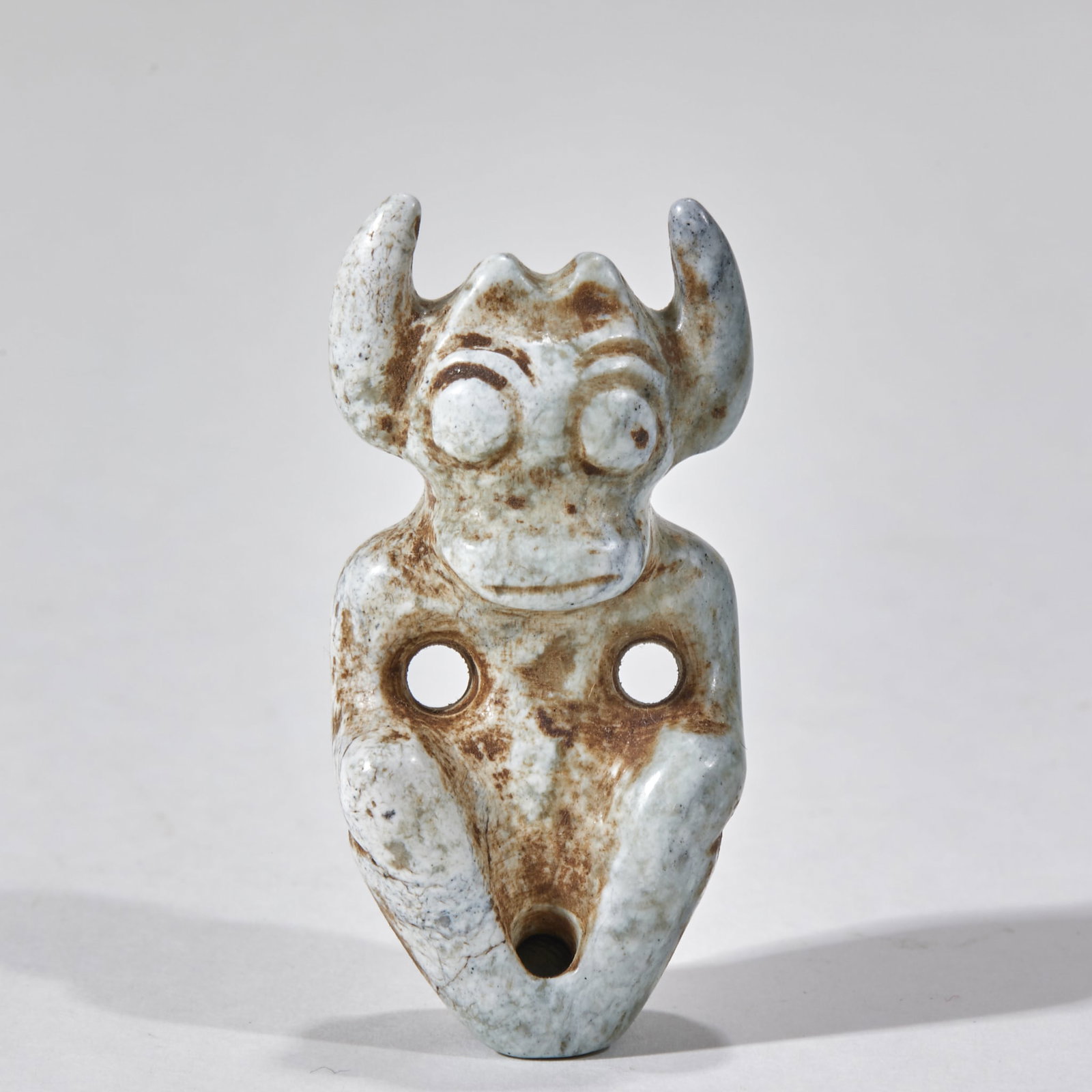 Jade people before Ming dynasty: The jade is carved in a circle, the objects are soaked, the whole is white, and there are mottled traces of brown soil. The shape is a human figure with the head of an animal kneeling, with a pair of