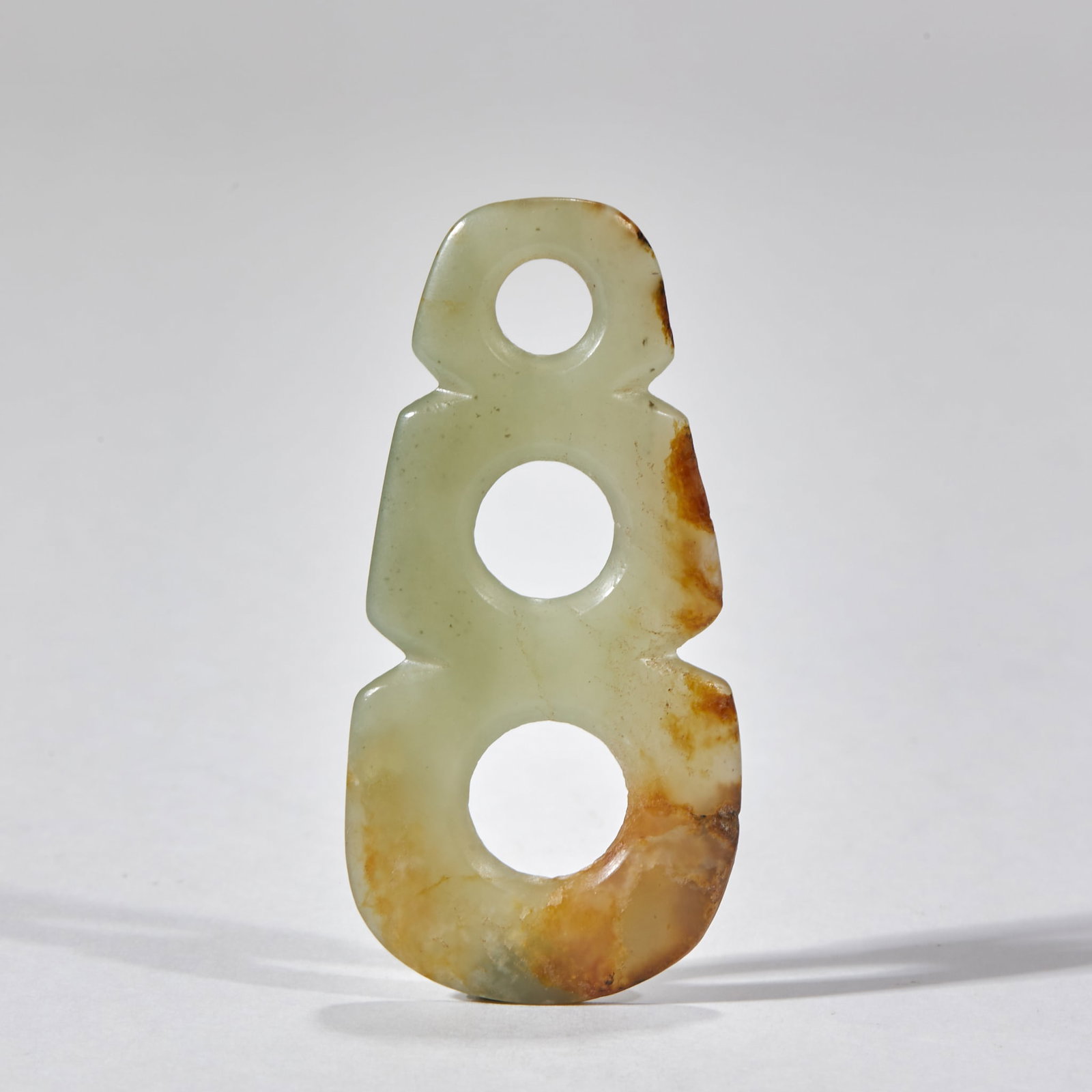 Before Ming Dynasty, Sanlian Jade Wall: Sapphire texture is triple Yu Pei, and one side of the object is yellowish brown and qinse. As a whole, three circular holes with increasing sizes are connected in series from top to bottom, and the
