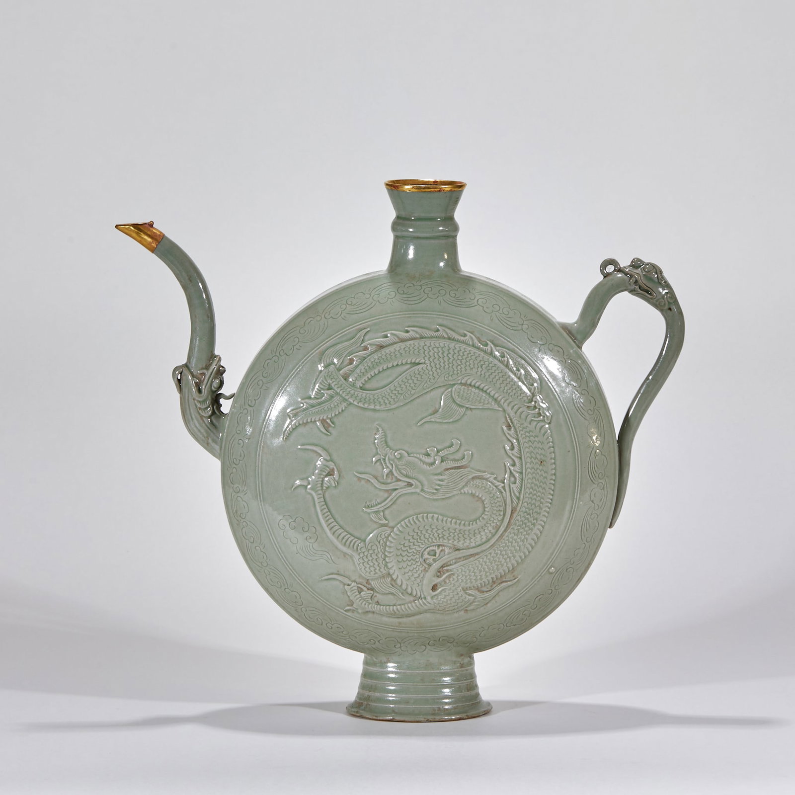 Yue Yao Bao Jin kou long Wen zhi Hu: The pot body is oblate and straight, and the edge of the pot is covered with gold; The mouth of the curved stream is inlaid with gold, and the ends of the stream and handle are shaped like dragons.