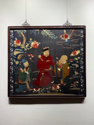 Su Embroidered heavenly god blesses the people in Qing Dynasty: Wooden frame mounted silk screen. The ground color is black, and the main body of the screen depicts three-star characters of Fu Lushou, and the costumes of the characters are thick and colorful. The