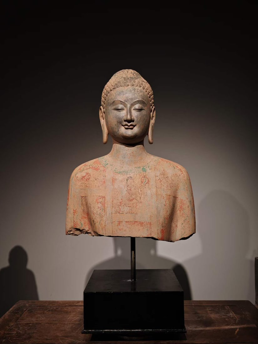 Bust of Qingzhou legalists: Stone carving Buddha bust, only the head and chest and shoulders. Buddha snail has regular hair, closed eyes, smiling mouth and big earlobe shoulders. Red and green paintings are left on the surface