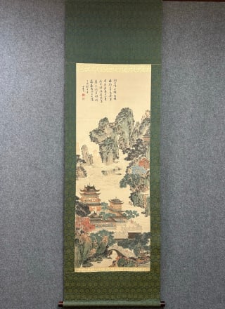 Yuntaitu, Qiu Jiang, Pu Ru: Vertical shaft mounting, green pattern silk mounting. The picture is painted with Qifeng rocks, and the mountains are lush with trees. There are many halls and pavilions in the mountains, and stone
