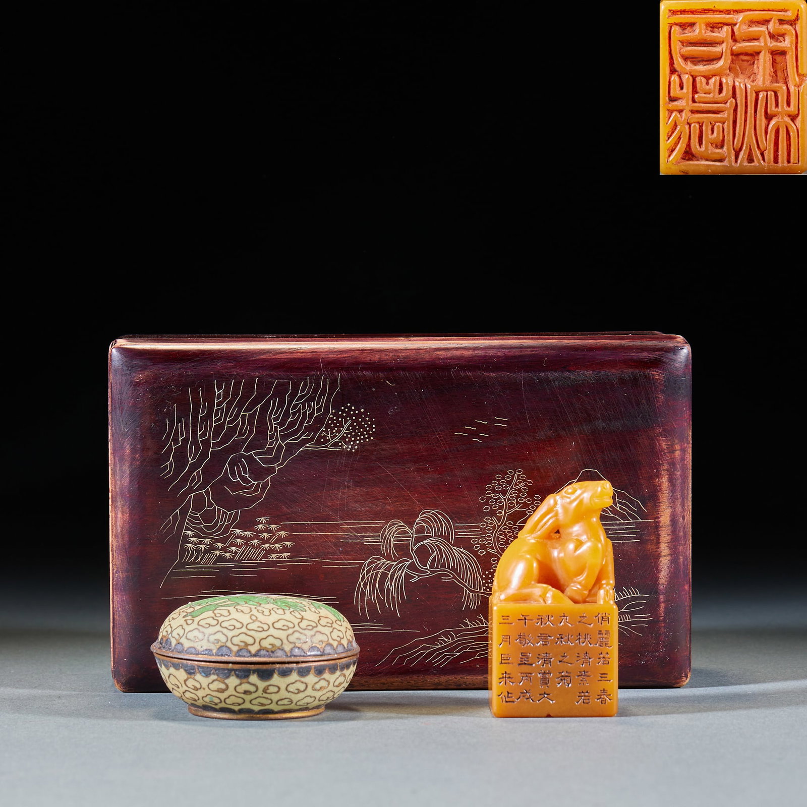 Tianhuangshi luniu seal: Tian Huangshi seal, printed buttons to carve the lying deer and Rui beast, printed on all sides to engrave regular script poems; Four-character Zhu Wen seal is engraved on the printing surface.