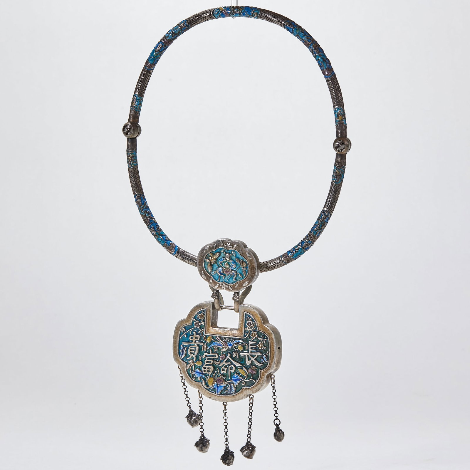 Silver burning blue, long life, rich and hundred-year-old lock: Silver collar, full-body blue-burning process, carved decorative patterns in sections, with round ball nodes at both ends. The lock body is Ruyi Yuntou lock, with the words "long life and wealth"