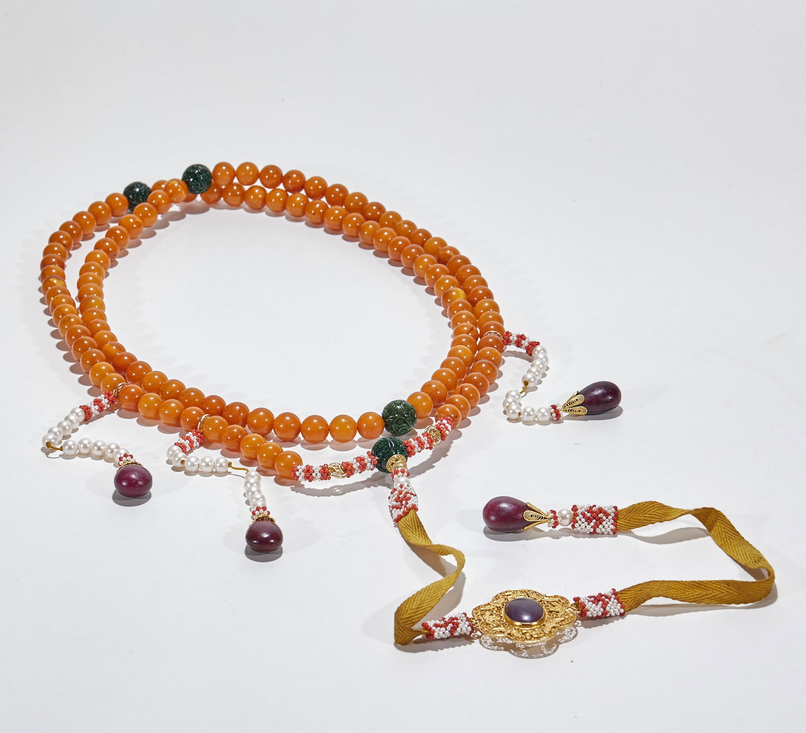 Beeswax Emerald Pearl with Beads and Beads: Full set of Qing Dynasty standard beads, the main body is made of beeswax beads, with jade carving beads, pearl twisting, ruby falling angle, woven gold ribbon, gold inlaid with gemstones, and complet