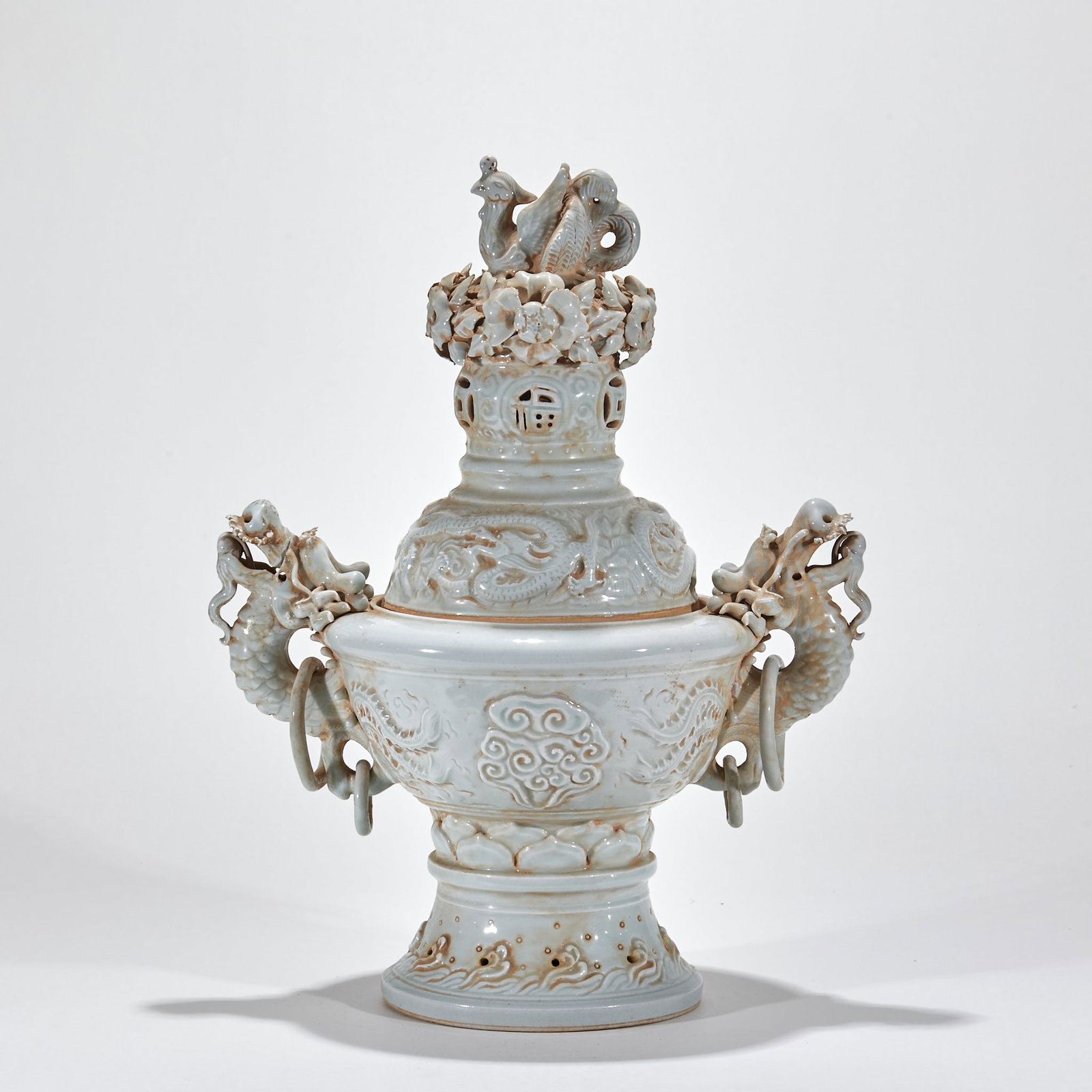 Ying Qing you long feng aromatherapy: Blue-and-white glazed porcelain fuming stove. The top of the furnace cover is set with a phoenix button, and the cover is piled with flowers and hollowed out; On both sides of the furnace body are