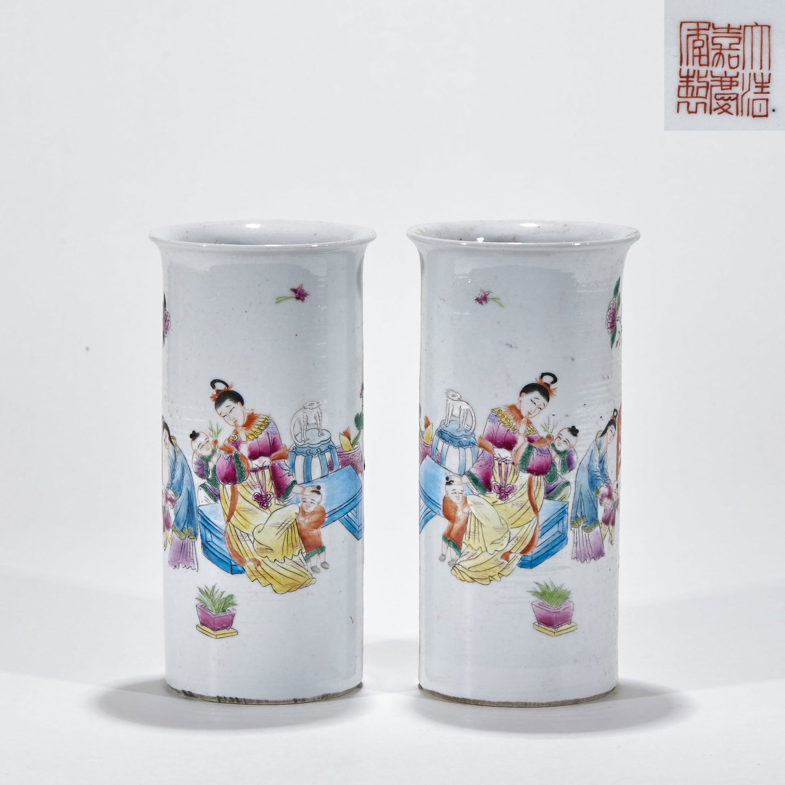Pastel ladies figure pen holder: Paired porcelain cap tubes, straight tube type. The outer wall is painted with pastels, and there are ladies, children and bonsai flowers. At the end of the "Jiaqing Year System of the Qing Dynasty",