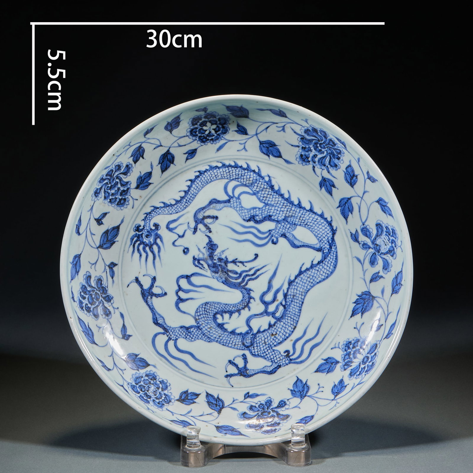 Blue and white dragon pattern plate in Yuan Dynasty: Blue and white flowers are folded along the market, with a diameter of 30 cm and a height of 5.5 cm. The center of the dish is mainly painted with five claws and dragons, and the inner wall of the