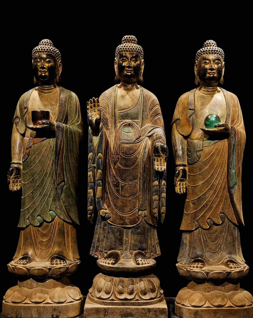 Bluestone painted Buddha III: Three complete sets of stone carvings stand on the lotus pedestal. The painted and gilded remains are preserved on the surface of the stone tire; In the middle, the Lord respected the seal, and the