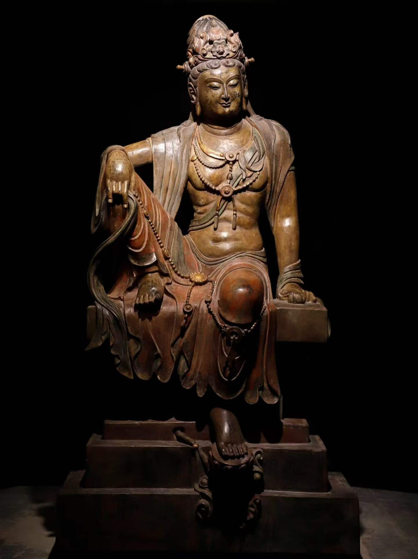 Qing Shi Cai hui da Guanyin: Wood carving and painting are free from Guanyin, and the game is sitting posture. Wearing a crown, the whole body is decorated with beads, the clothes are elegant, the body muscle lines are