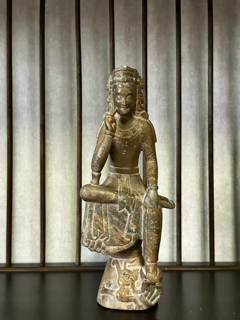 Leopard-spotted jade thinking Buddha: Carve a statue of a bodhisattva in stone. The bodhisattva wears a crown on his head and his hair is finely carved. Sit in a thoughtful posture, with one hand on the cheek, one hand hanging on the