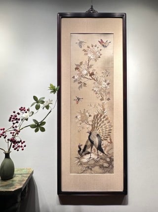 In Qing Dynasty, Cantonese embroidery was prosperous.: Silk Cantonese embroidery hanging screen, original wooden frame mounting. The main embroidered surface is peacock, with peony flowers beside it, supplemented by butterflies and birds. A variety of