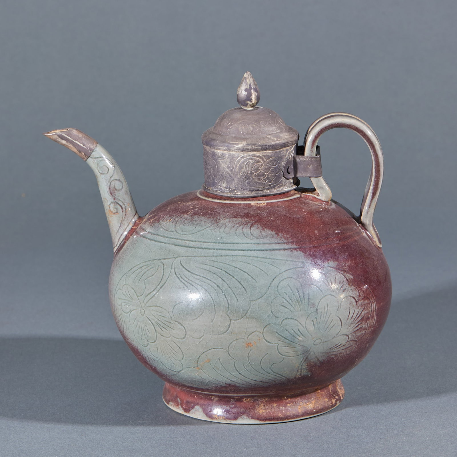 Celadon kiln changing glaze ladle holding pot: Porcelain holding pot, the pot body is round and full. The pot body is painted with blue glaze, and the local kiln turns purple glaze. The pot body is carved with flowers and flowers, and the glaze is