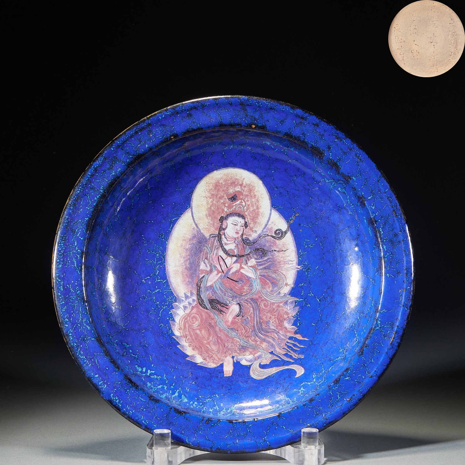 Blue glazed Guanyin statue plate: Large plate type, the outer wall and the ground are sprinkled with blue glaze, and blue spots are densely distributed between the blue glazes. The heart of the dish is painted with lotus Guanyin,