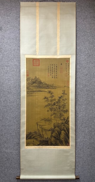 Figure of Maoshe in Wanglong Zhuxi: The original vertical shaft is mounted, and the painting core is silk ink landscape. Close-up picture depicts tall trees on the bank of the slope, and there are people sitting in the pavilion under th
