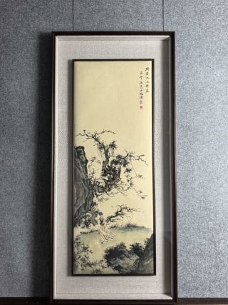 Chen Shaomei figure frame: Mounted in a wooden frame, with colored works on paper. The picture is painted with ancient trees and strange stones, with ancient costume figures standing under the tree and weeds and bamboos beside