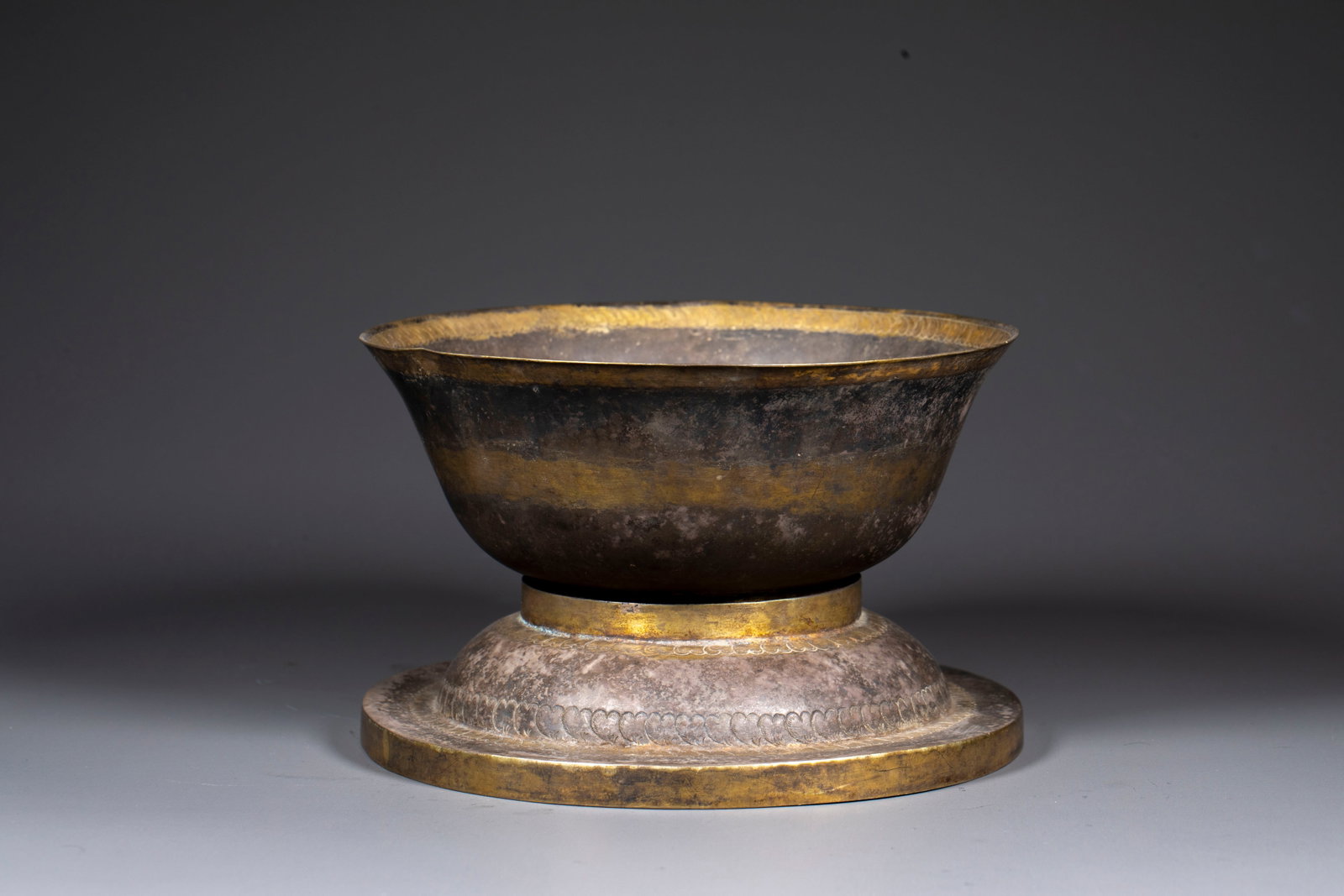 Silver-gilded and gilded flower bowl: The silver bowl body, the mouth edge, the ring belt and the ring of the body are enough to cover the edge of the base with gold. The bowl has an open arc belly, which accepts high circle feet, and