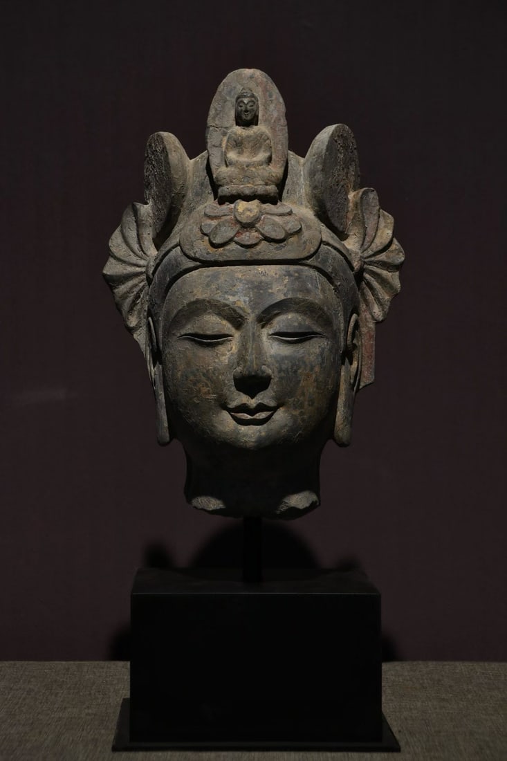 Head of Qingzhou Bodhisattva: Stone Buddha's head, a sitting Buddha carved in the center of the Buddha's crown, decorated with carved leaves on both sides of the crown Facial eyes are slightly closed, corners of the mouth are smil