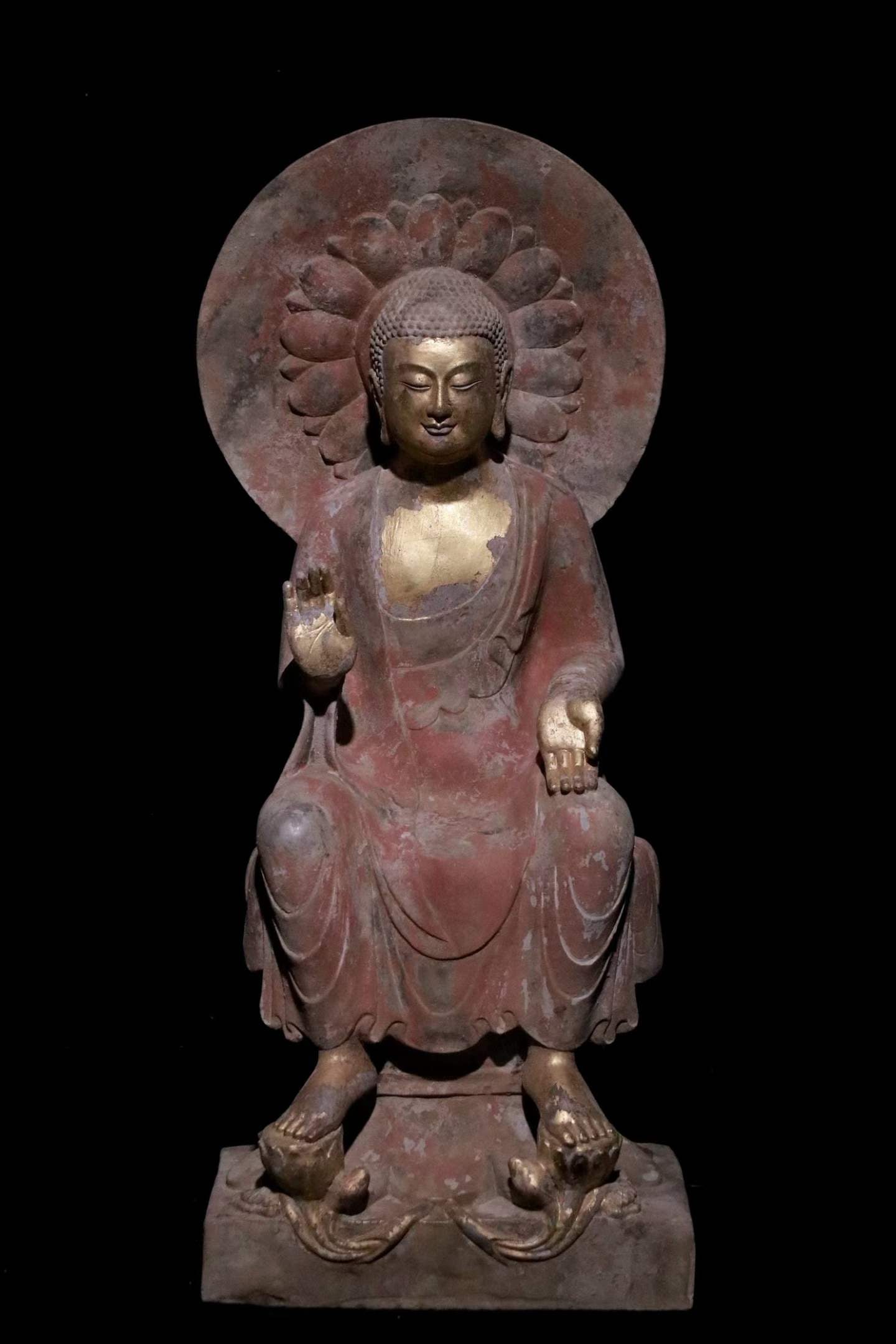 Gold-painted Buddha statues: The statue of Buddha is carved in stone, the main stone, the body surface is painted with red paint, and the face, chest, hands and feet are covered with gold, and some gold layers and paint skin are