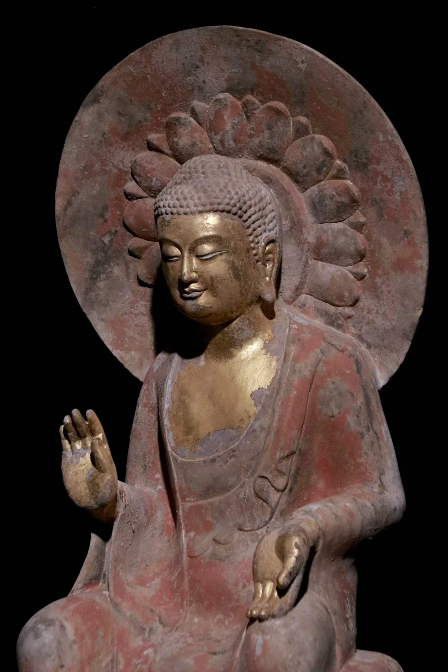 Gold-painted Buddha statues - 7