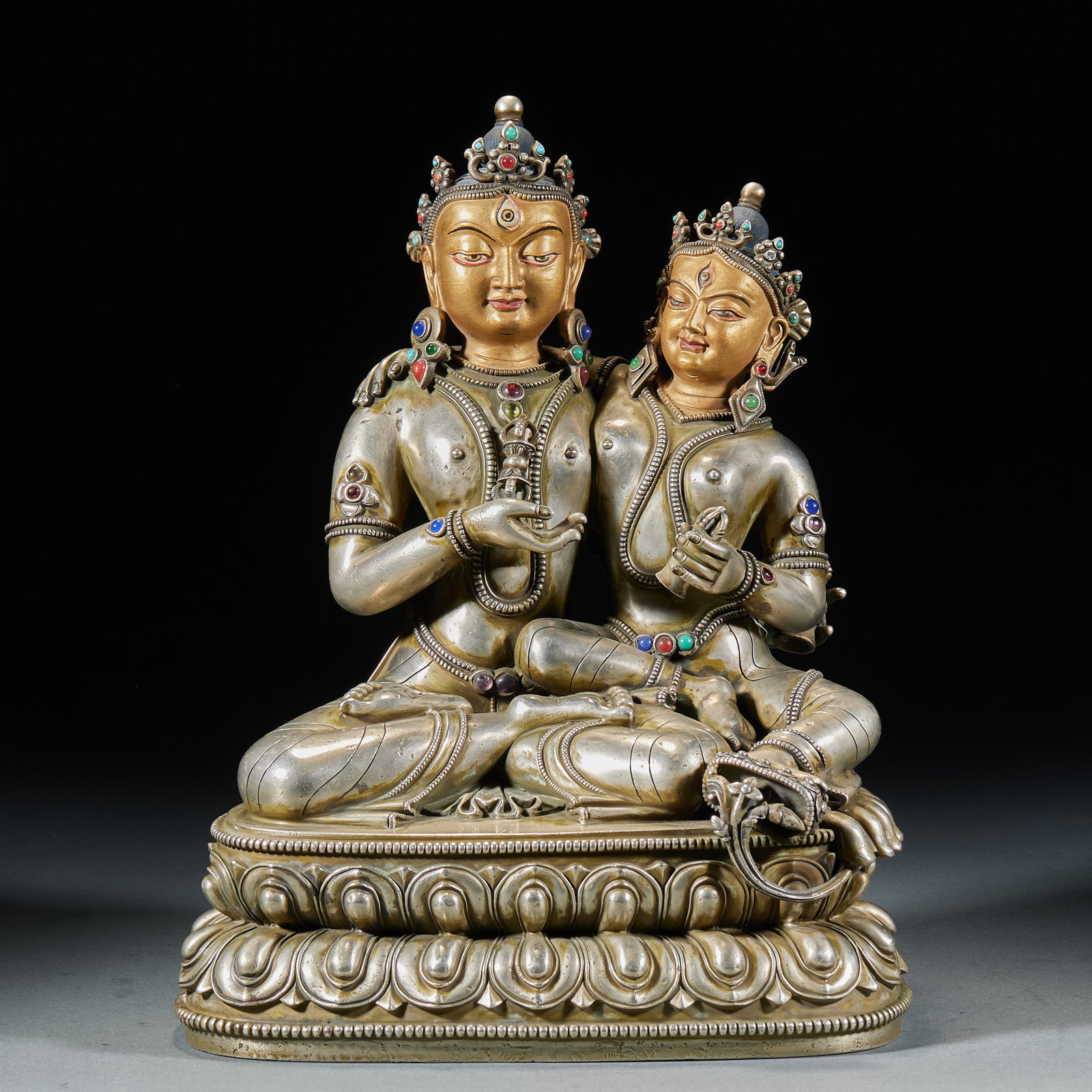 Silver inlaid vajrasattva double Buddha statue: The main body of the statue is silver, and the facial skin is gilded. The two statues embraced each other, both wearing a treasure crown, which was inlaid with red, green and blue gems, and decorated