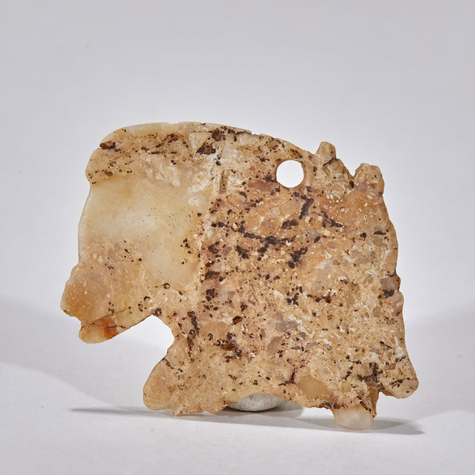 Hotan jade beast before Ming dynasty: The flaky jade ornament is an animal profile as a whole, and the edge of the object is broken in many places. The jade background is beige, and the surface is covered with dark erosion spots and