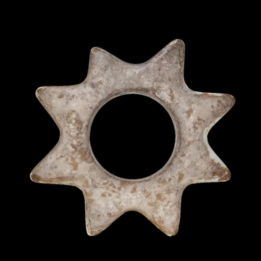 Hongshan Culture Yu Xuanji before Ming Dynasty: The jade star-shaped device has a large round hole in the center, and eight sharp corners are evenly distributed on the outer edge, and the overall shape is octagonal. The utensils are gray all over, 
