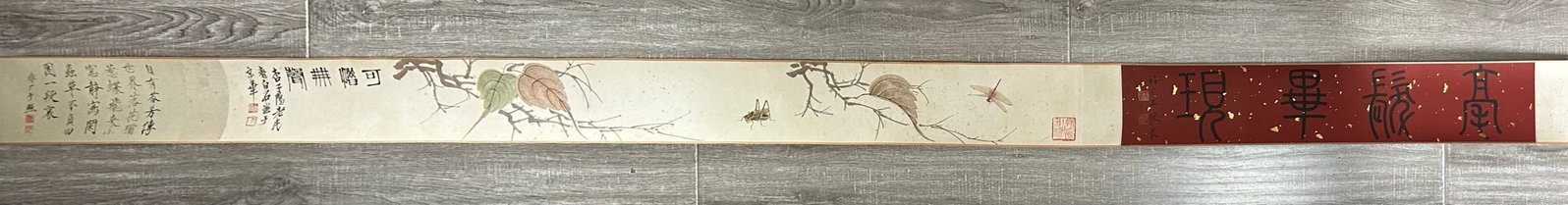 Qi Baishi Beiyecao Handroll: It is equipped with a wooden box with original solid wood. The lid of the wooden box and the hand-rolled body are labeled with the same name. The hand-rolled body is bundled with brocade straps and st
