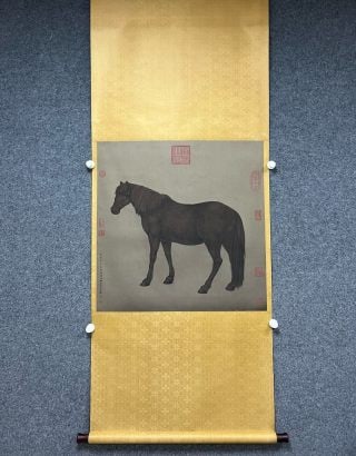 Silk copy of Lang Shining's success map: The vertical shaft is mounted with bright yellow silk, and the shaft is complete. The painting heart draws a black horse, with a standing posture and realistic outline. The picture is marked with many