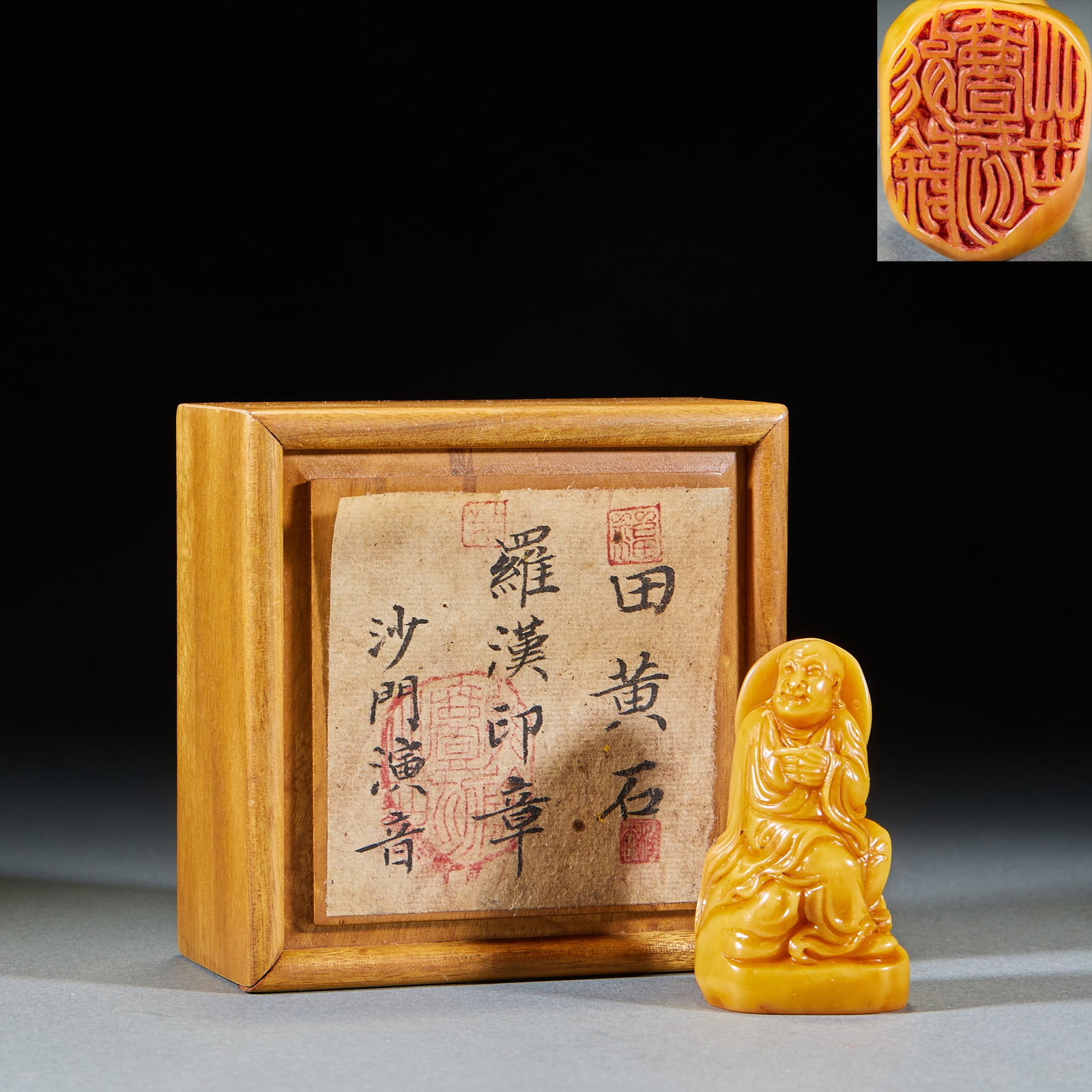 Tianhuangshi Luohan seal: Tian Huang material, round carved arhat button, arhat sitting posture, vivid expression. Seal-cutting characters on the printed surface are matched with original wooden boxes, and handwritten labels a