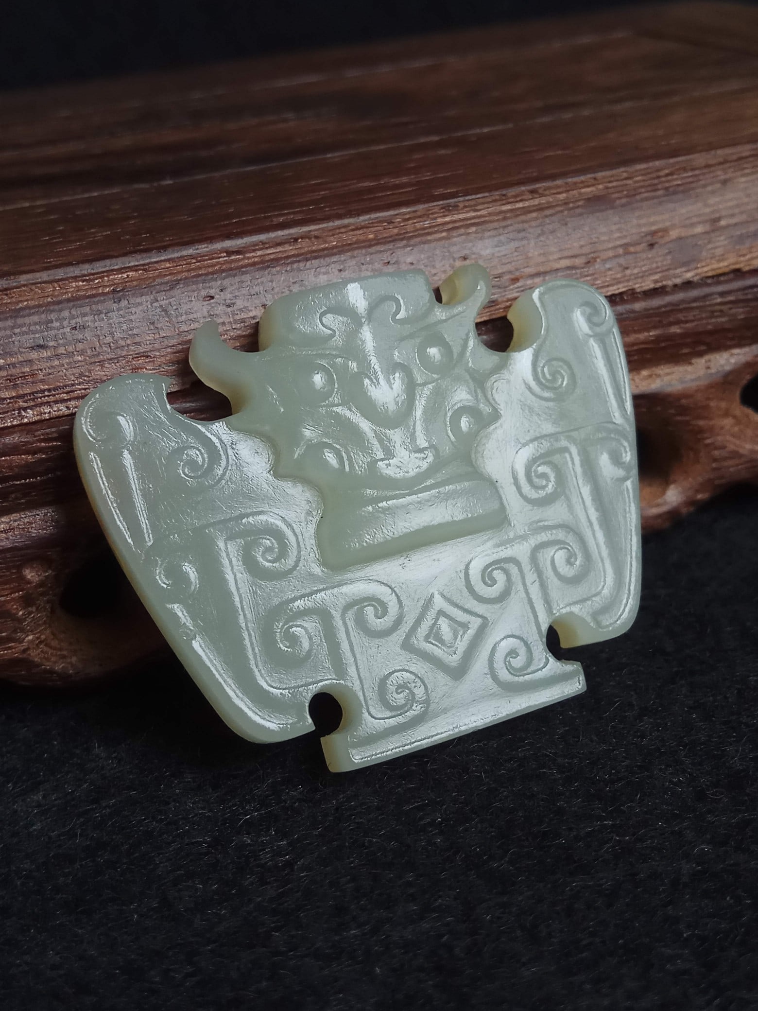 Gao Guyu, Ming and Qing jade, old Hetian white jade pendant: Blue and white jade texture, flaky Yu Pei, double-sided carved animal face patterns, with Gouyun decorative patterns around it, with hollowed-out ridges at the edges, hollowed-out openings on the body