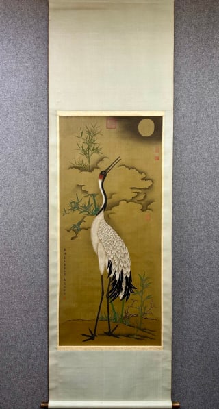 Silk Edition of Shen Quan White Crane Map: The whole picture is mounted on a traditional vertical shaft, and the mounted silk is light bean green, and the wooden shaft is complete. The painting heart is painted on the silk book. The picture sh