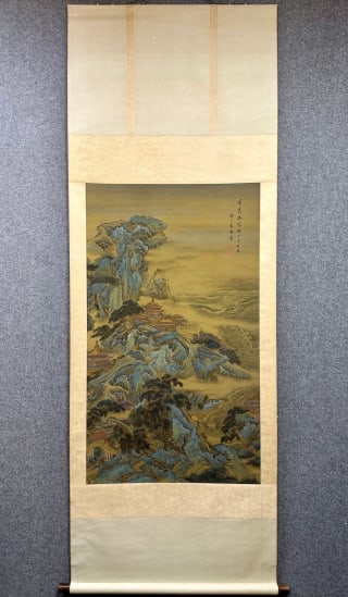 Yuan Yao Penglai wonderland silk edition: The vertical shaft is completely mounted, and the beige silk is mounted with a wooden shaft. The heart of the silk painting is painted with green pavilions, the rocks are painted with blue and heavy