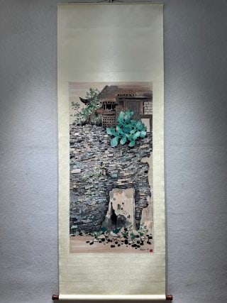 Wu Guanzhong's scenery map: The vertical shaft is completely mounted, and the light beige silk is mounted with a wooden shaft. The paper painting depicts the scenery of the old village. The main body of the picture is mottled