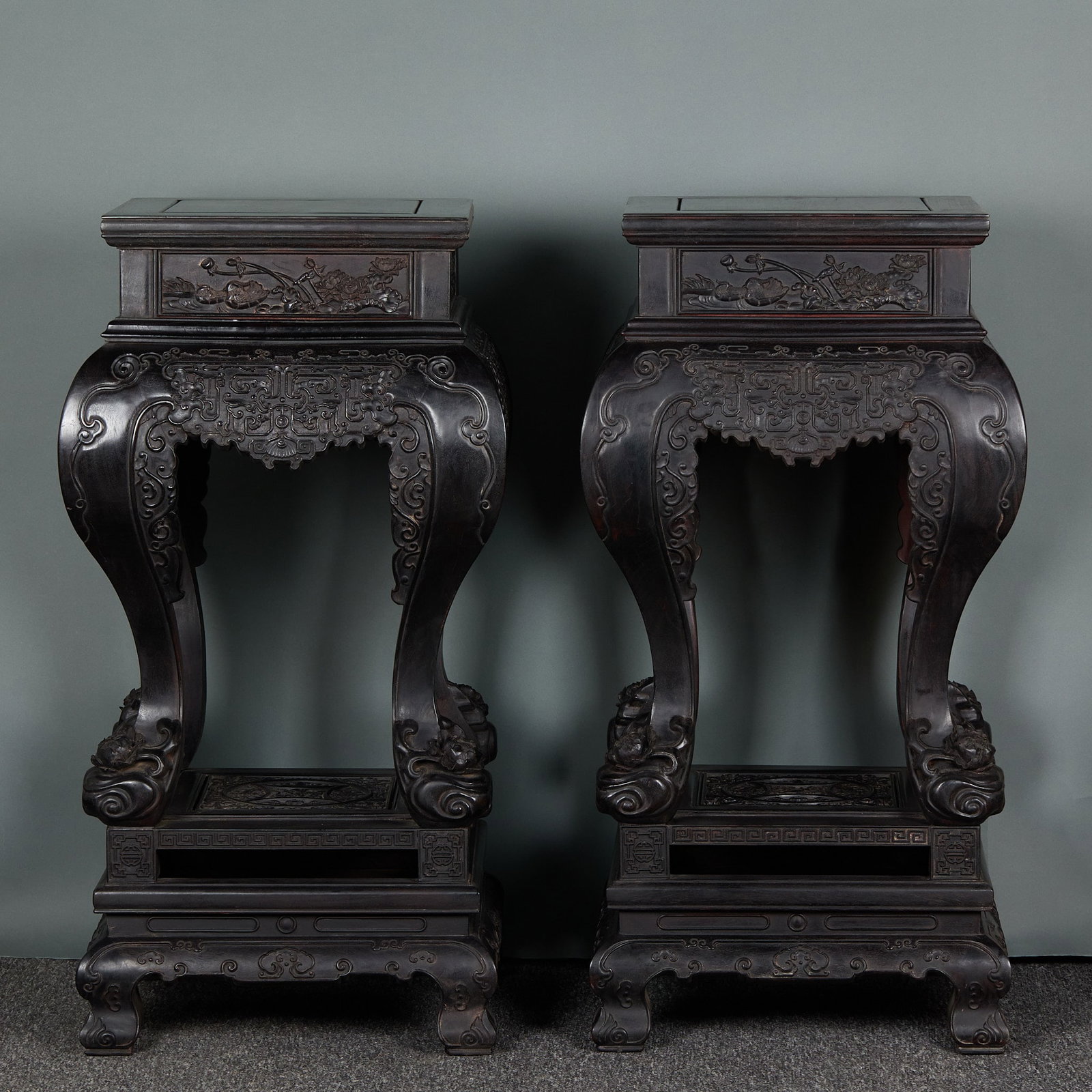 A pair of ebony bonsai racks: Pairs of tall flowers, hardwood texture. Several sides are square, the teeth are tied, the legs are bent three times, and the foot ends are everted. Several baffles, teeth plates, legs and bases are e