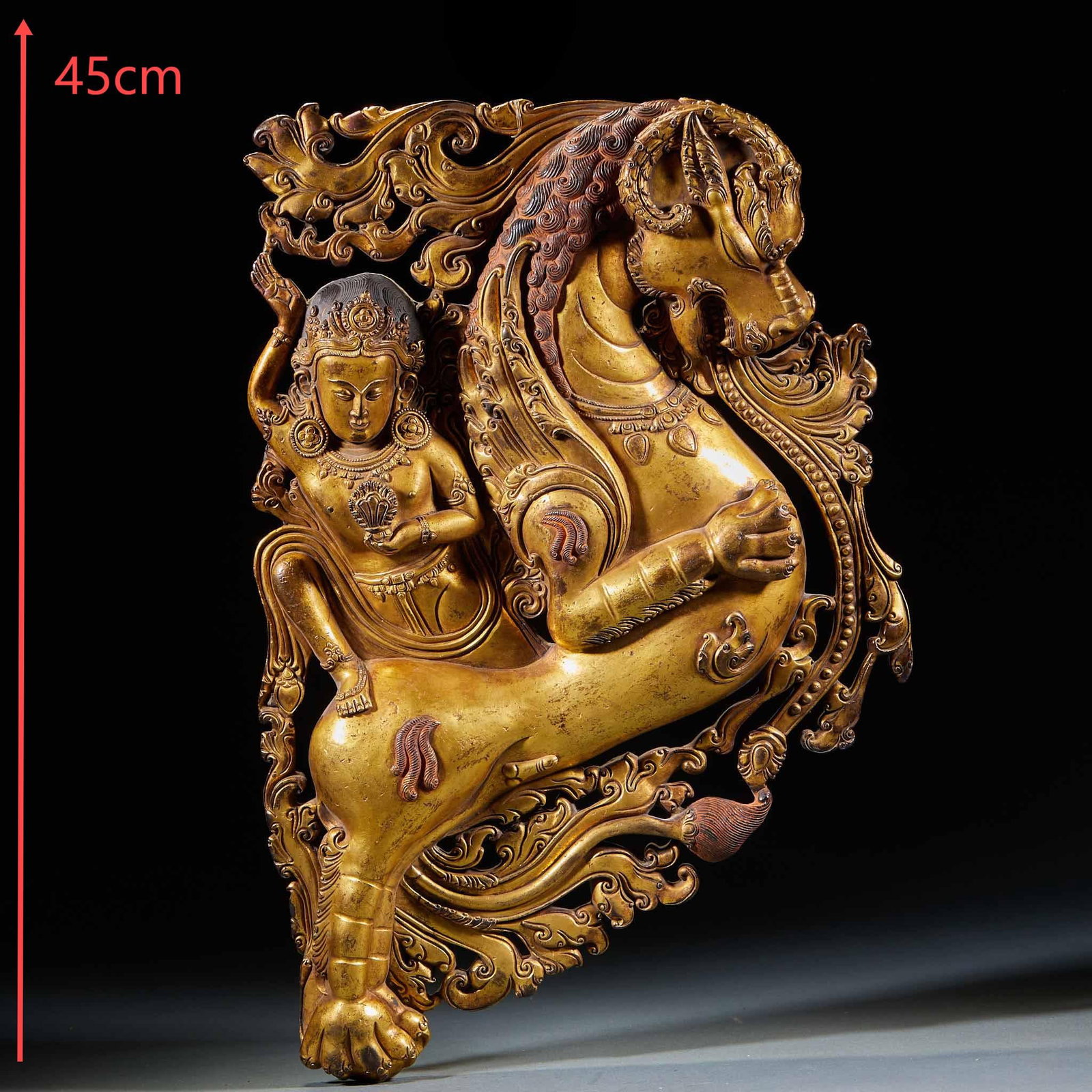 Bronze-gilded dansatifo plate: 45 cm high, a whole piece of bronze-gilded high relief objects. The main body is a winged god beast, with a vigorous body, horns and cirrus flame patterns all over; On the back of the god beast, the d
